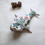 海の旅へ誘うクジラのハンドブロックポーチ