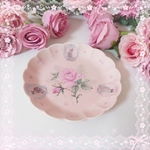 ピンクフリルプレート皿(小)♡ピンクローズ🌹猫お茶会𓃠「ポーセラーツ」
