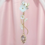 風と花と蝶の舞う白き幻想イヤリング