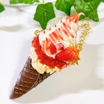 いちごのソフトクリームのバッグチャーム