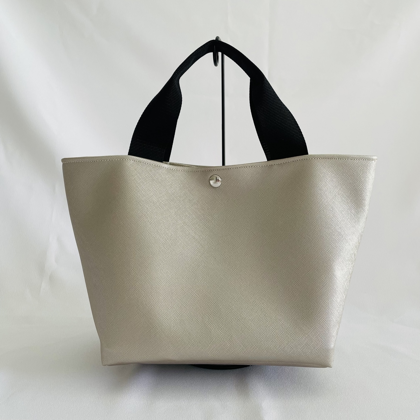 舟形トートバッグ　フェイクレザー　シルバー　ハンドメイド 在庫処分】メタリックでオシャレ感アップ！シルバーの舟形トート