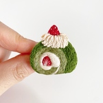 抹茶ロールケーキ 手刺繍 ブローチ