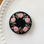 刺繍くるみボタン（ヘアゴム/ブローチ）
