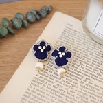 ビーズ刺繍𓍯まんまるwhiteビーズが揺れるお花刺繍ピアス