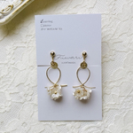 小花 の ブーケ イヤリング／ ピアス ／ 樹脂ピアス ／ 金具交換無料　大人可愛い　ゴールド　ホワイト　白