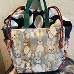 〈送料無料〉ハンドメイド ⭐︎うさぎさんや花ちゃんの人形 サイドポケット巾着バッグ