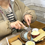 花びらのメガネストラップ　美麗な韓国組紐の優しいメガネチェーン　軽いので肩こりの方にもご好評　エレガントなコットンパール付２wayマスクストラップ　　　珍しい飾り結びなので母の日ギフトにもオススメ
