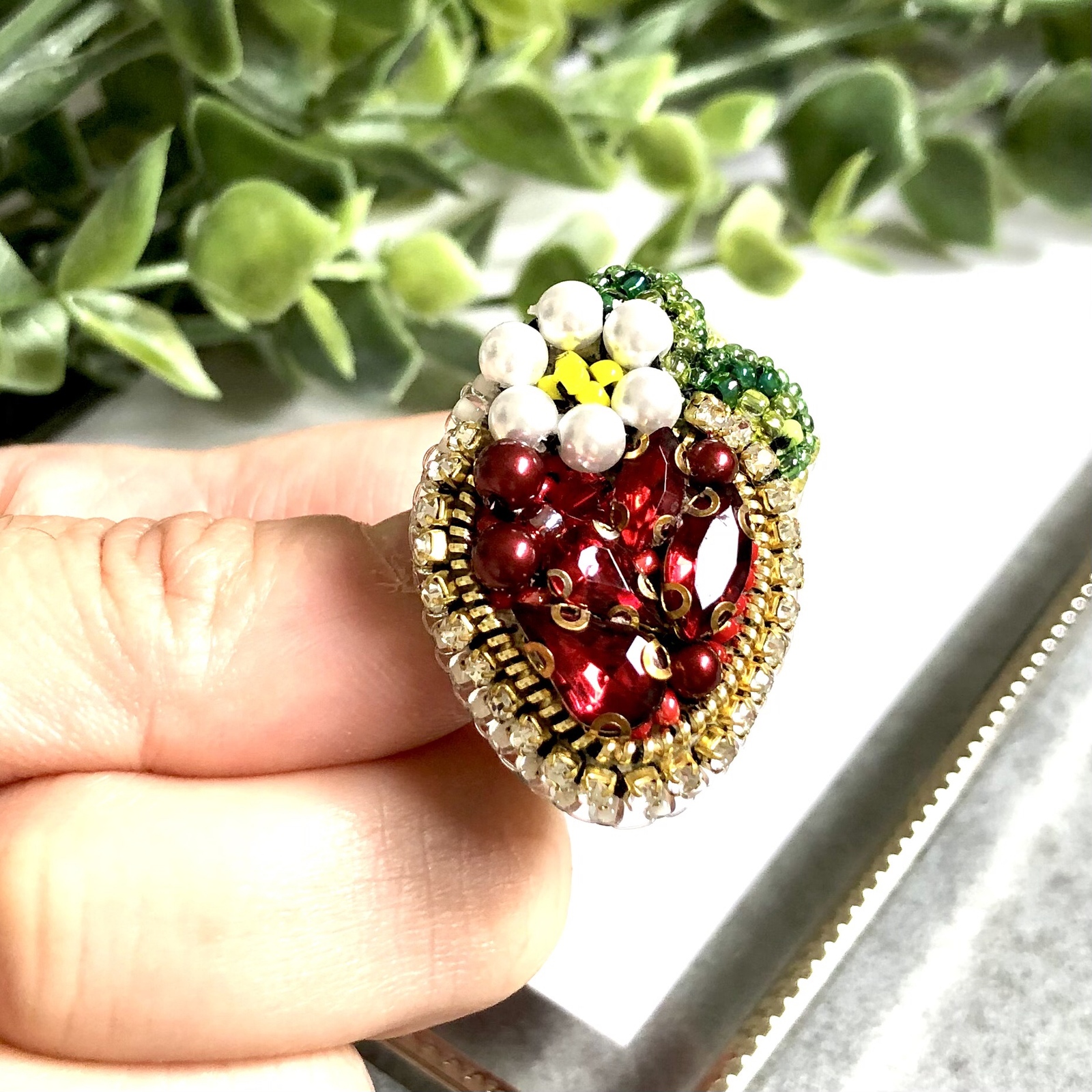いちご いちご ビーズ 刺繍 ブローチ ハンドメイドアクセサリー いちご🍓ビーズ刺繍ブローチ⭐ - BLUE7GIRAFFE'S GALLERY