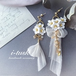 コデマリとシフォンリボンのアシンメトリーホワイトブーケピアス イヤリング(チタン/イヤリング/ノンホールピアス) ホワイト ：ウェディング 結婚式 ブライダル ゆらゆら 