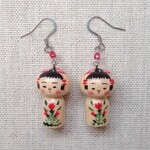◆イヤリング金具交換・可◆こけしピアス・鳴子本荘こけしさん(石竹)