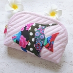 Pink♪キャシー中島さん著者掲載＊カラフルフィッシュのポーチ＊ハワイアンキルト　パッチワーク　ケイフファセット　むら染め　手染め　キャシーマム バテイック