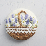 《受注制作》【Cozy Garden】ラベンダーとカモミールの花籠 刺繍 ブローチ (ナチュラル)
