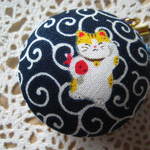マカロンケースのストラップ　(七福神な招き猫　紺　唐草)
