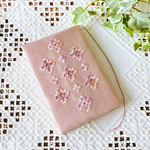 ハーダンガー刺繍のブックカバー（文庫本）ピンクGarden