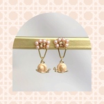 晴れ間のカタツムリのピアス（サーモンピンク）