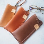 プレゼントにも♪《本革》イニシャルタグ付きソフトなメガネケース・3色◆ストラップ付きに変更可