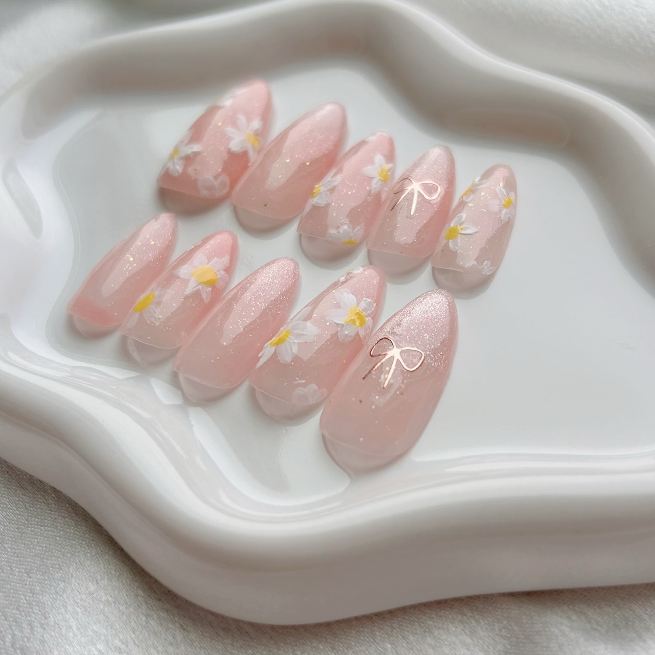 サイズオーダー】白い花とリボンのマグネットネイルチップ／スキン 