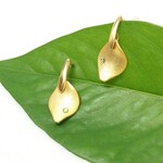 雨露の光彩：金色の花びらピアス