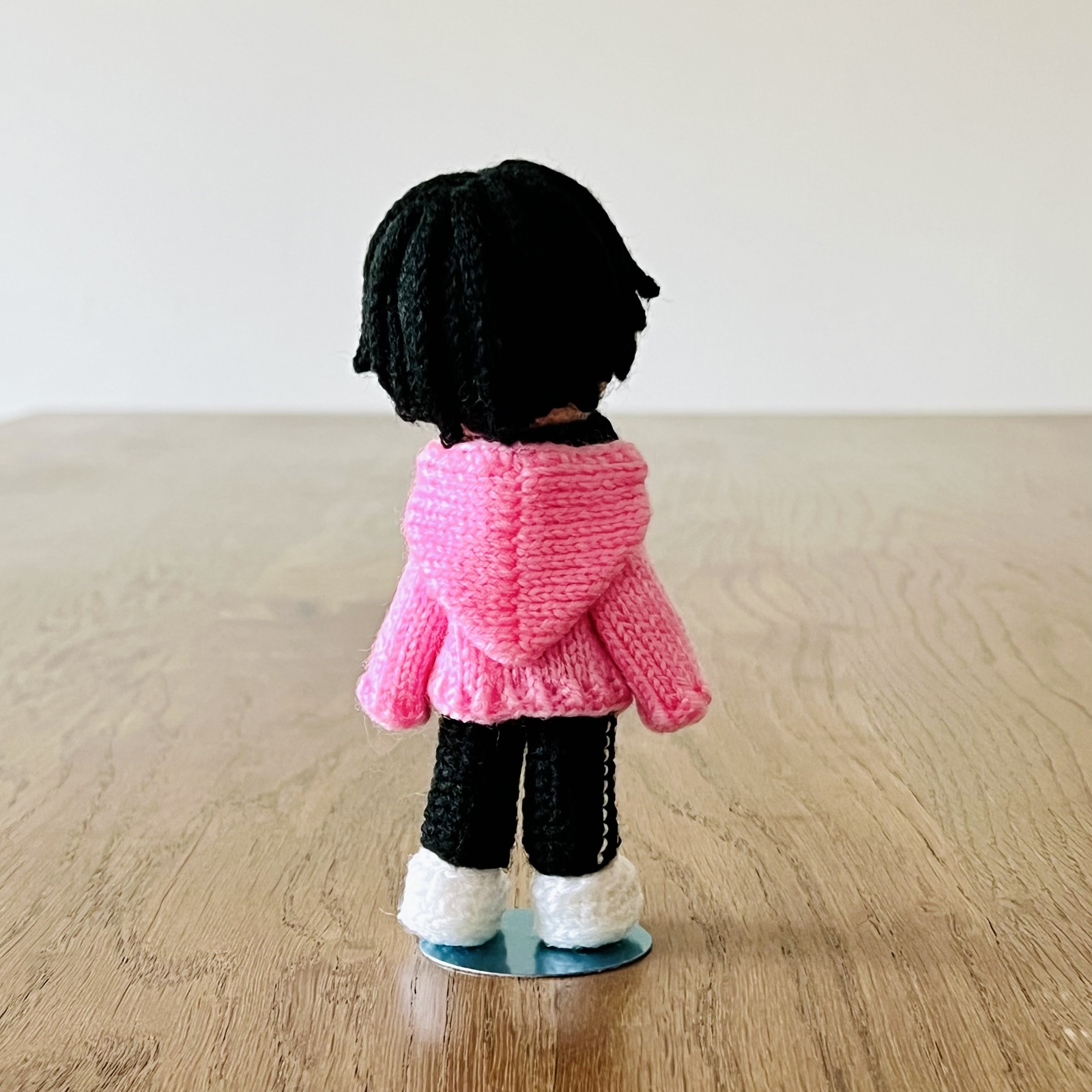 特別価格】自立するあみぐるみドール*ピンクパーカーの男の子