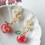 お花がぎゅっとつまったりんごのピアス