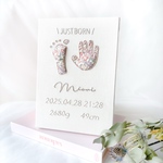 "手形足形刺繍"　リバティと手刺繍で紡ぐオーダーメイドのバースボード／優しい色味とぷっくり手足形で 今しかない”愛おしい瞬間”をカタチに／手形刺繍／足形刺繍