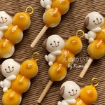 【再販】えぬめい堂　ぴたっとみたらしわんこ　キーホルダー　和菓子　フェイクスイーツ　フェイクフード　樹脂粘土　食品サンプル　ミニチュア　ミニチュアフード　N.made　みたらし団子　お正月　ご褒美
