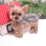 毛糸を縫って作った犬　ヨーキーのブローチ