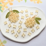 オリジナル新色★8mm キンモクセイ　アジサイ　四つ葉　お花のパーツ　アセテート　樹脂　シャイニークリームイエロー