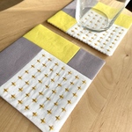刺し子コースター2枚セット　パッチワーク十字/イエロー　グレージュ　プレゼント　誕生日　コーヒー　シンプル　刺繍　上品　プチギフト　母の日　カフェ　キッチン　ギンガム　ラッピング無料