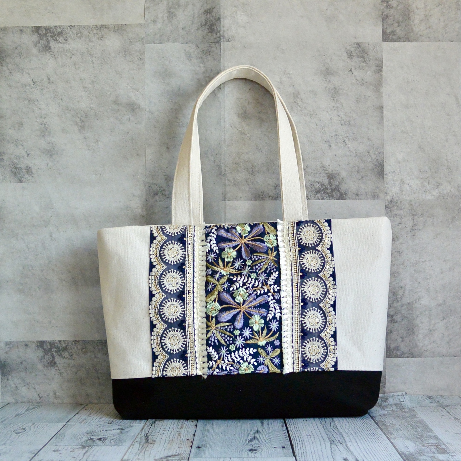 はっちゃん　インド刺繍ホワイト　トートバッグ　ハンドメイド インド刺繍ホワイトと合皮 新サイズM 2wayトートバッグ