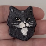 【再販】グレイキャットの手刺繍ブローチ