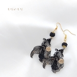 黒い金魚と水引　ピアス　イヤリング 樹脂  　和風　和　