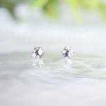 【天然石クリスタル(水晶)の一粒スタッドピアス】4mm 白クリア　サージカルステンレス金属アレルギー対応 つけっぱなし プレゼント ギフト シンプル ひと粒 透明 大人っぽい フォーマル