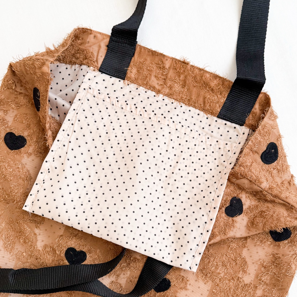 ハート刺繍のフラワー肩がけバッグ(ブラウン) - amazing