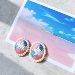 ピンク×ブルーの爽やか手刺繍イヤリング／ピアス【ピンクレイクの空の下で】｜旅する刺繍耳飾り