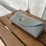 メガネケース（淡い水色、鳥、四つ葉のクローバーの手刺繍）