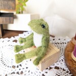 身長8cm　おすましカエル　かかえる　ぬいぐるみ　ミニチュア
