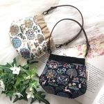 バッグに掛けられるバネポーチ