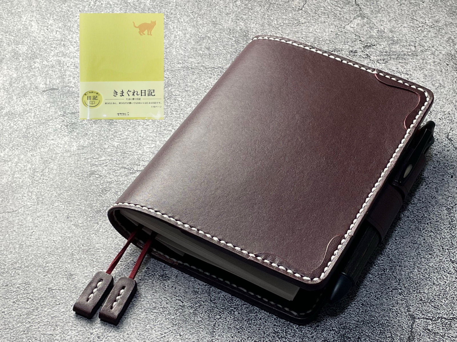 【手縫】ミドリ(MIDORI) きまぐれ日記 A5用ワインレッド色本革手帳カバー（角花飾）２本しおり付き（バタフライストッパー）
