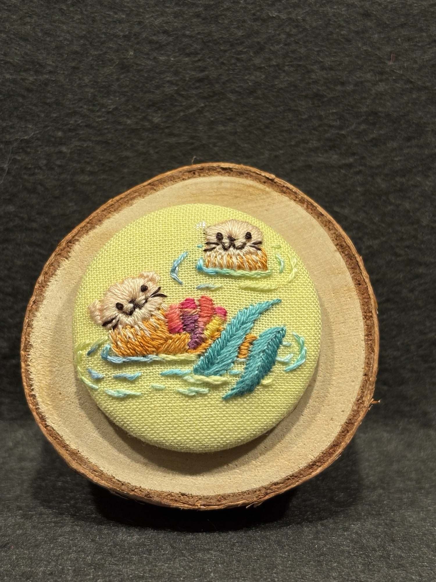 [専用　こり様]くるみボタン 刺繍 ブローチ ストラップ フェルト ハンドメイド くるみボタン③①ハンドメイド刺繍ブローチヘアゴム ブローチ