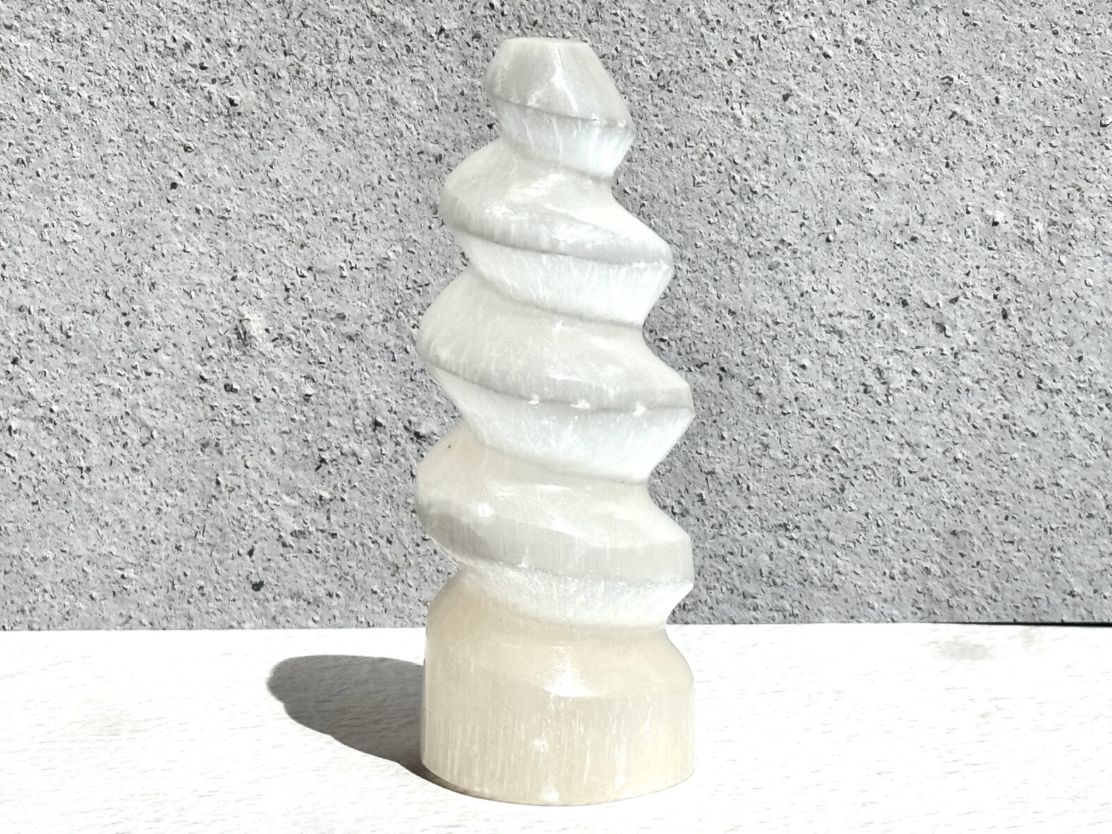 Ｄ）透明感のある光を放つ『セレナイト・スパイラルワンド』 D）透明感のある光を放つ『セレナイト・スパイラルワンド