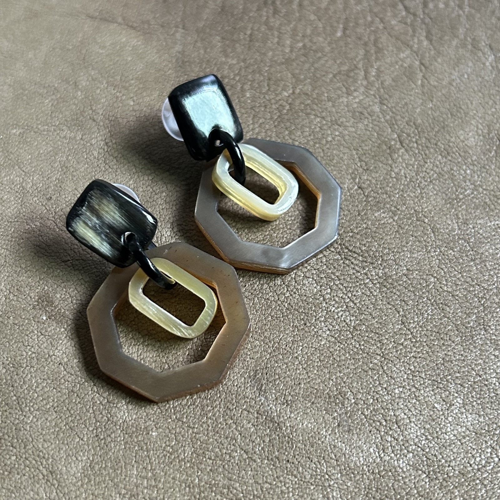 六角形 ブラウンバッファローホーンピアス オリジナル ステンレス 