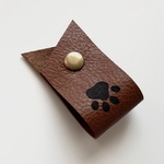 猫さん足あと🐾レザーコードクリップ　クリップホルダー　dark brown   イヤホンクリップ