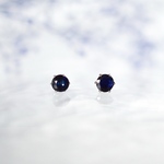 【サファイア(ダークカラー)のお守りピアス】4mm / 黒青 / 天然石 / 9月誕生石 / つけっぱなしok