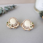 ビーズ刺繍𓂃◌𓈒𓐍小さなお花のbeigeカラーピアス