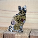 【ピンバッジ】 Clockwork Cat [ぜんまい仕掛けの猫] (スノーフレークオブシディアン・ケープアメジスト)