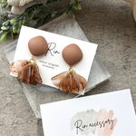 再々販!!ミルクティー×ゆれる花びら淡色ピアス イヤリング大人かわいいピアス/イヤリング/ゆらゆら/樹脂ピアス/チタンピアス/ネジバネ式 痛くないイヤリング 夏 人気 イエベ