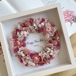 名入れ可◎フォトフレームリース／華やかピンク／結婚祝い引越し祝い誕生日にメッセージ付きのお花のインテリア＊壁掛け立て掛けフレームアレンジ＊写真立てウェルカムボード／ドライフラワープリザーブドフラワー