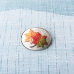 紅葉（もみじ）の刺繍のブローチ（赤・緑・オレンジ）