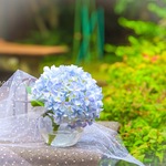 【新作】紫陽花・清楚な淡いブルーのモネ色紫陽花・まるで本物の様な癒され紫陽花グラスアレンジ・オリジナル 無料ラッピング～透明感と季節を楽しむ花